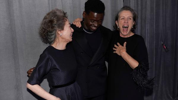 Schauspielerin Yuh-Jung Youn (l-r), Gewinnerin des Oscars für die beste Nebendarstellerin für "Minari", Schauspieler Daniel Kaluuya, Gewinner des Oscars für den besten Nebendarsteller in "Judas and the Black Messiah", und Schauspielerin Frances McDormand, Gewinnerin des Oscars für die beste Hauptdarstellerin in "Nomadland", stehen vor dem Presseraum bei der Oscar-Verleihung