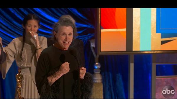 Als beste Hauptdarstellerin wurde dann aber Frances McDormand für ihre Darbietung in "Nomadland" ausgezeichnet. In diesem von ABC zur Verfügung gestellten Videostandbild nimmt Schauspielerin Frances McDormand allerdings den Oscar für den besten Film für "Nomadland" entgegen, während Regisseurin Chloe Zhao im Hintergrund zuschaut. Das Roadmovie ist mit drei Oscars in Hauptkategorien der Gewinner dieses Jahres.