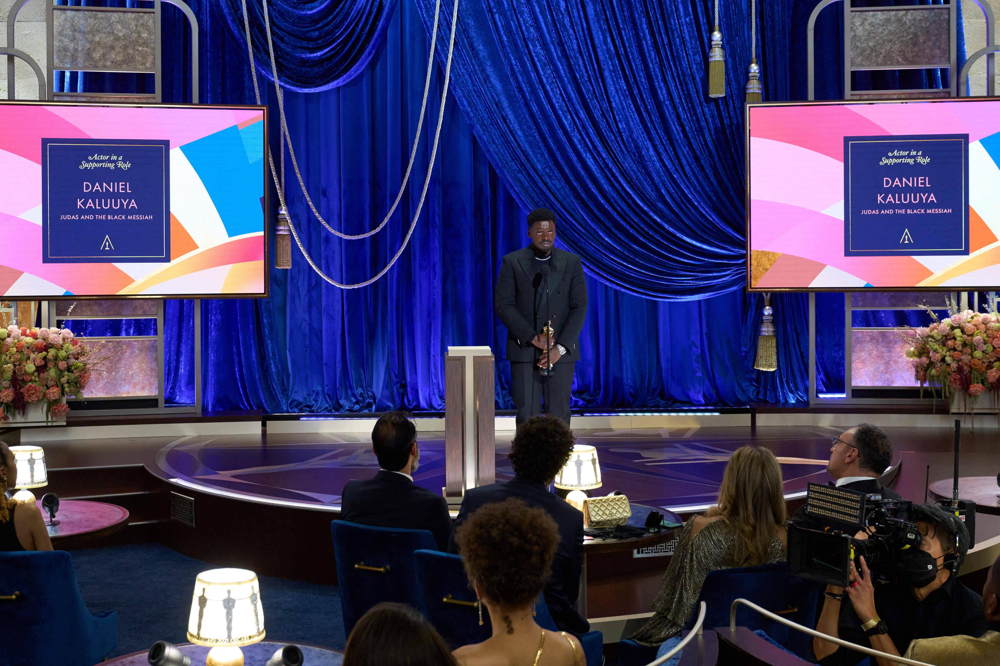 In der Kategorie bester Nebendarsteller gewann der Brite Daniel Kaluuya. Der 32-Jährige wurde für seine Leistung in "Judas and the Black Messiah" ausgezeichnet. Er spielt in dem Film über die Black Panther Party in den 1960er Jahren den Bürgerrechtler und Aktivisten Fred Hampton.