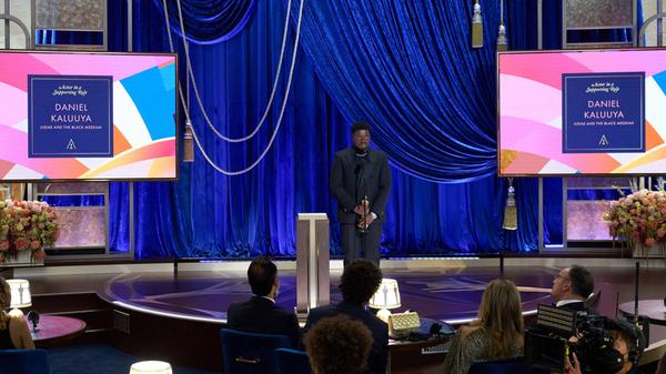 In der Kategorie bester Nebendarsteller gewann der Brite Daniel Kaluuya. Der 32-Jährige wurde für seine Leistung in "Judas and the Black Messiah" ausgezeichnet. Er spielt in dem Film über die Black Panther Party in den 1960er Jahren den Bürgerrechtler und Aktivisten Fred Hampton.