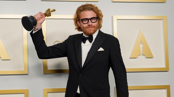 Erik Messerschmidt, Kameramann, mit dem Oscar für die beste Kamera für "Mank" im Presseraum in der Union Station.