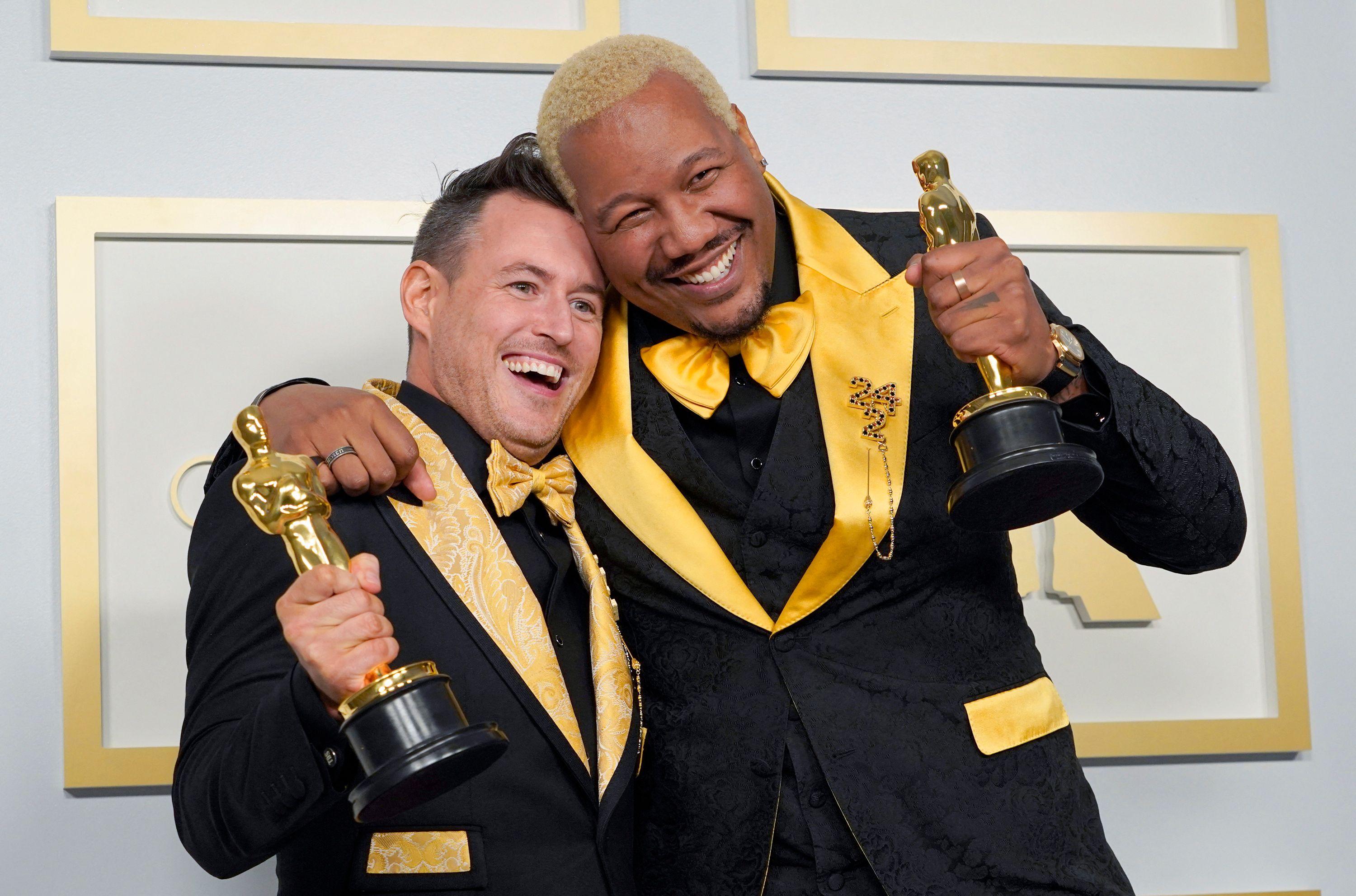  Martin Desmond Roe (l-r)und Travon Free mit ihren Oscars für den Kurzfilm "Two Distant Strangers".