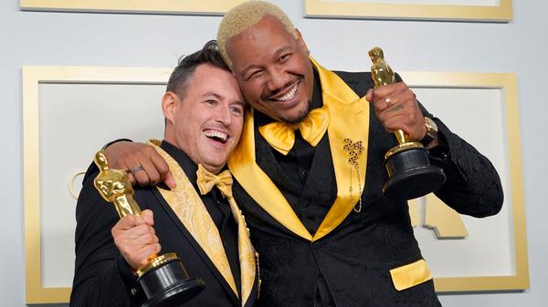 Martin Desmond Roe (l-r)und Travon Free mit ihren Oscars für den Kurzfilm "Two Distant Strangers".