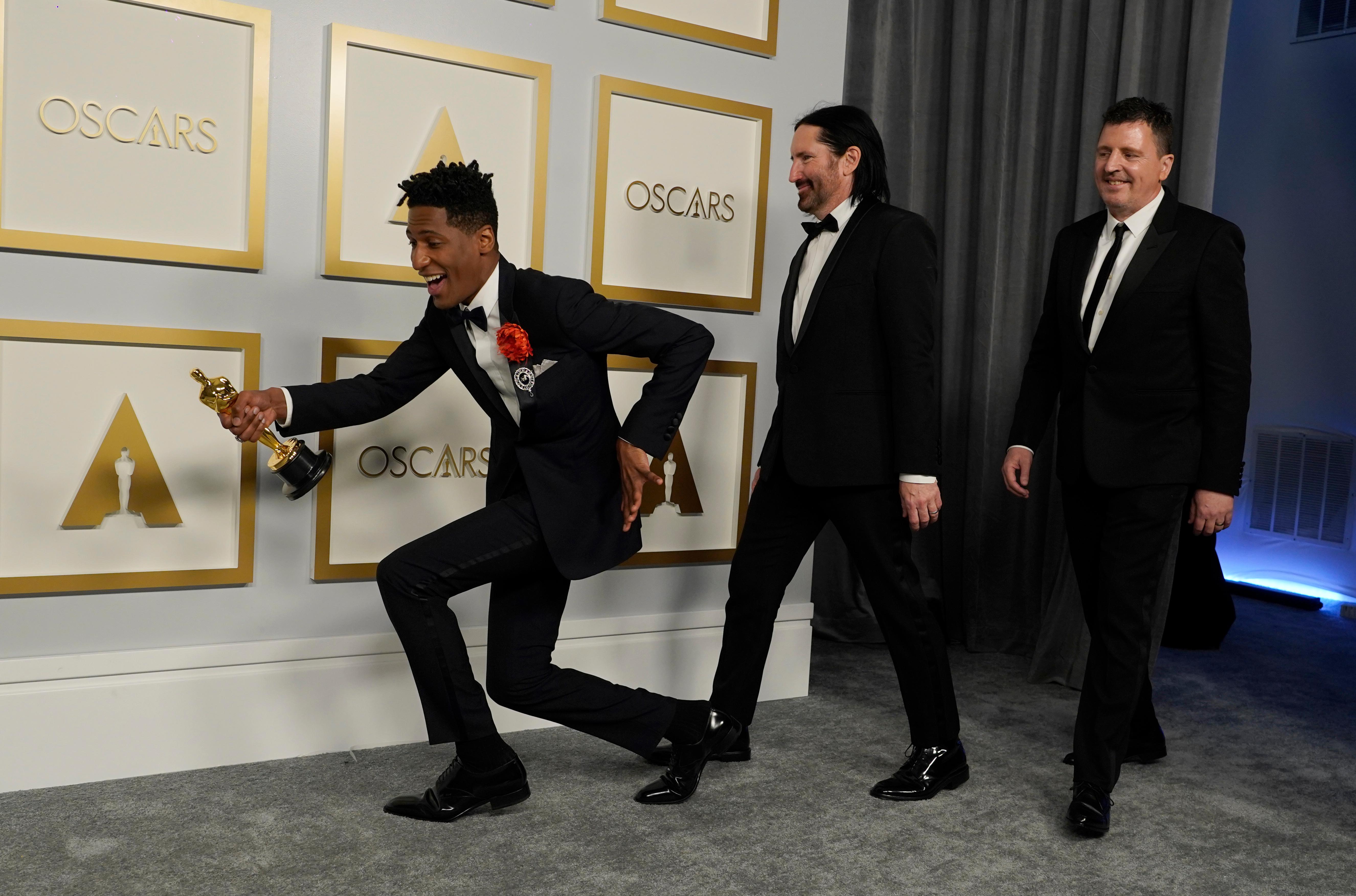 Jon Batiste (l-r), Trent Reznor und Atticus Ross, Gewinner des Oscars für die beste Filmmusik für "Soul" im Presseraum bei der Oscar Verleihung in der Union Station.