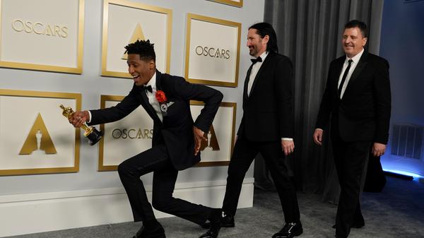 Jon Batiste (l-r), Trent Reznor und Atticus Ross, Gewinner des Oscars für die beste Filmmusik für "Soul" im Presseraum bei der Oscar Verleihung in der Union Station.