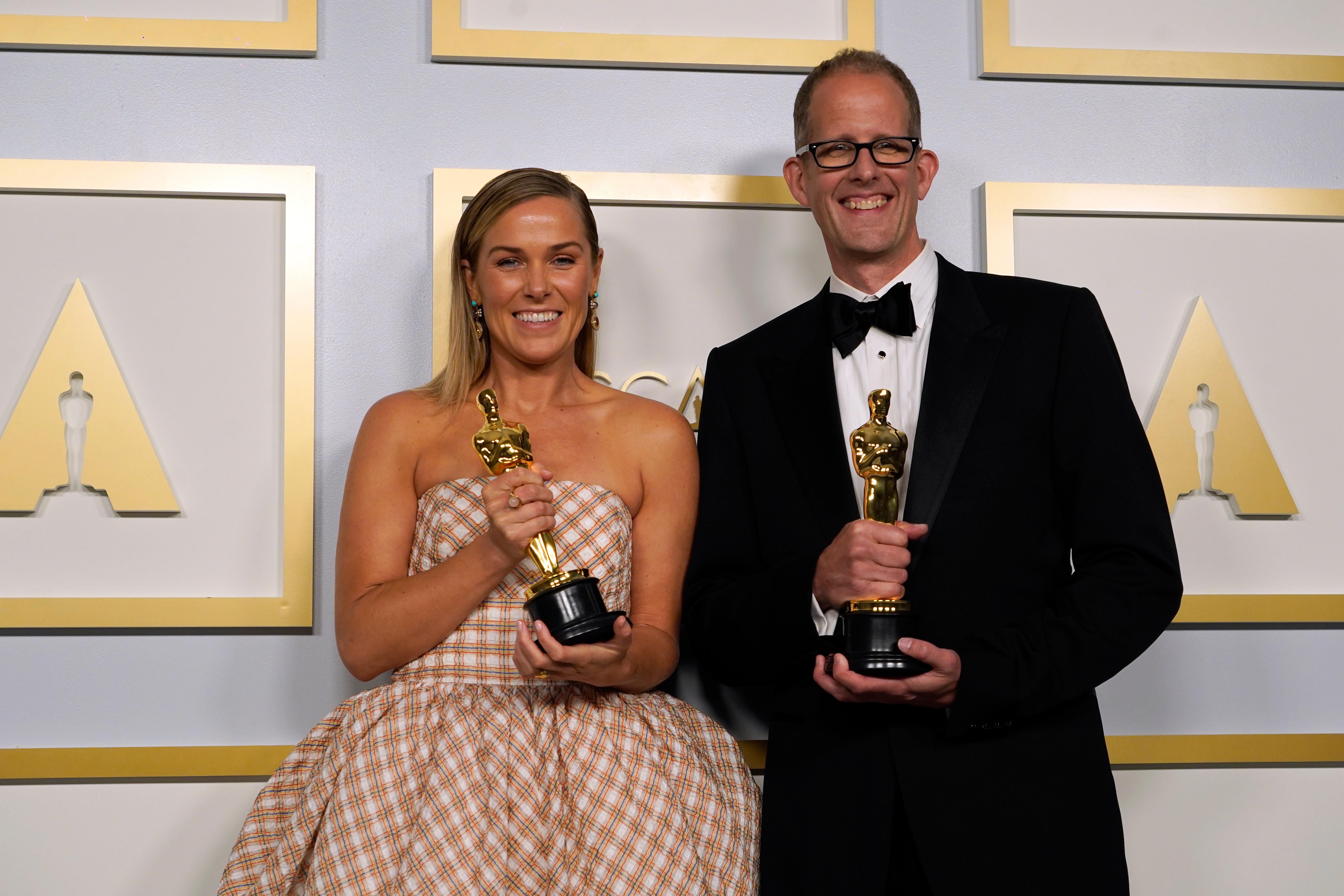 Dana Murray, Filmproduzentin, und Pete Docter, Regisseur, mit dem Oscar für den besten animierten Spielfilm für "Soul".