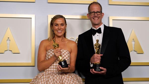 Dana Murray, Filmproduzentin, und Pete Docter, Regisseur, mit dem Oscar für den besten animierten Spielfilm für "Soul".