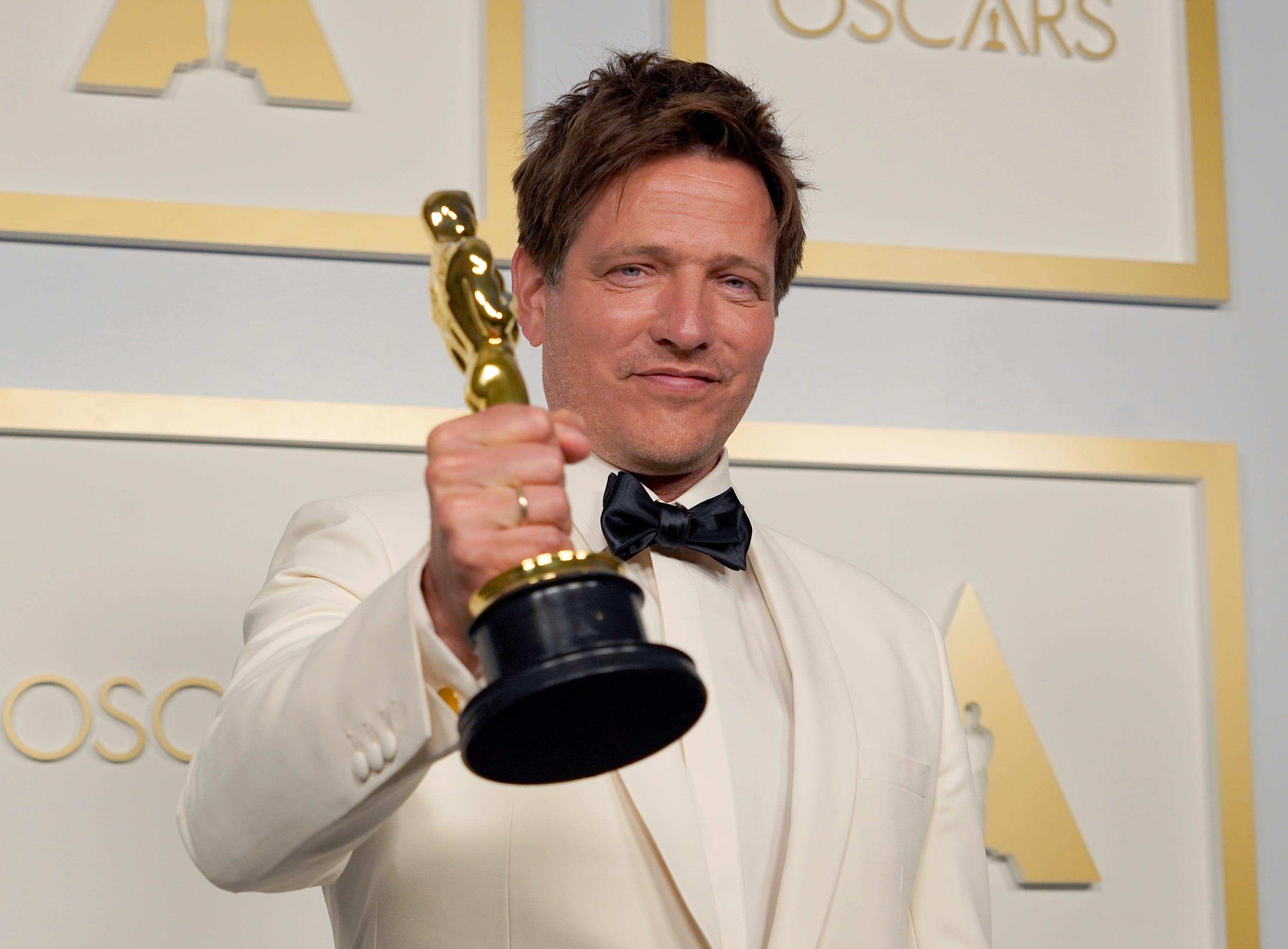 Die deutschen Oscar-Hoffnungen erfüllten sich diesmal nicht, obwohl gleich drei deutsche Koproduktionen im Rennen waren. Den Auslands-Oscar sicherte sich die dänische Sozialsatire "Der Rausch" von Regisseur Thomas Vinterberg. Darin spielt Mads Mikkelsen einen von vier Lehrern, die ein Trinkexperiment starten, das bald außer Kontrolle gerät.