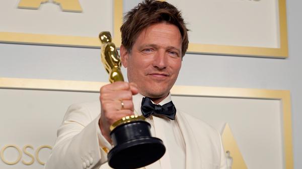 Die deutschen Oscar-Hoffnungen erfüllten sich diesmal nicht, obwohl gleich drei deutsche Koproduktionen im Rennen waren. Den Auslands-Oscar sicherte sich die dänische Sozialsatire "Der Rausch" von Regisseur Thomas Vinterberg. Darin spielt Mads Mikkelsen einen von vier Lehrern, die ein Trinkexperiment starten, das bald außer Kontrolle gerät.