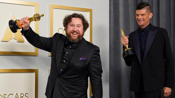 Michael Govier (l-r) und Will McCormack feiern ihre Auszeichnung für den besten animierten Kurzfilm "If Anything Happens I Love You".