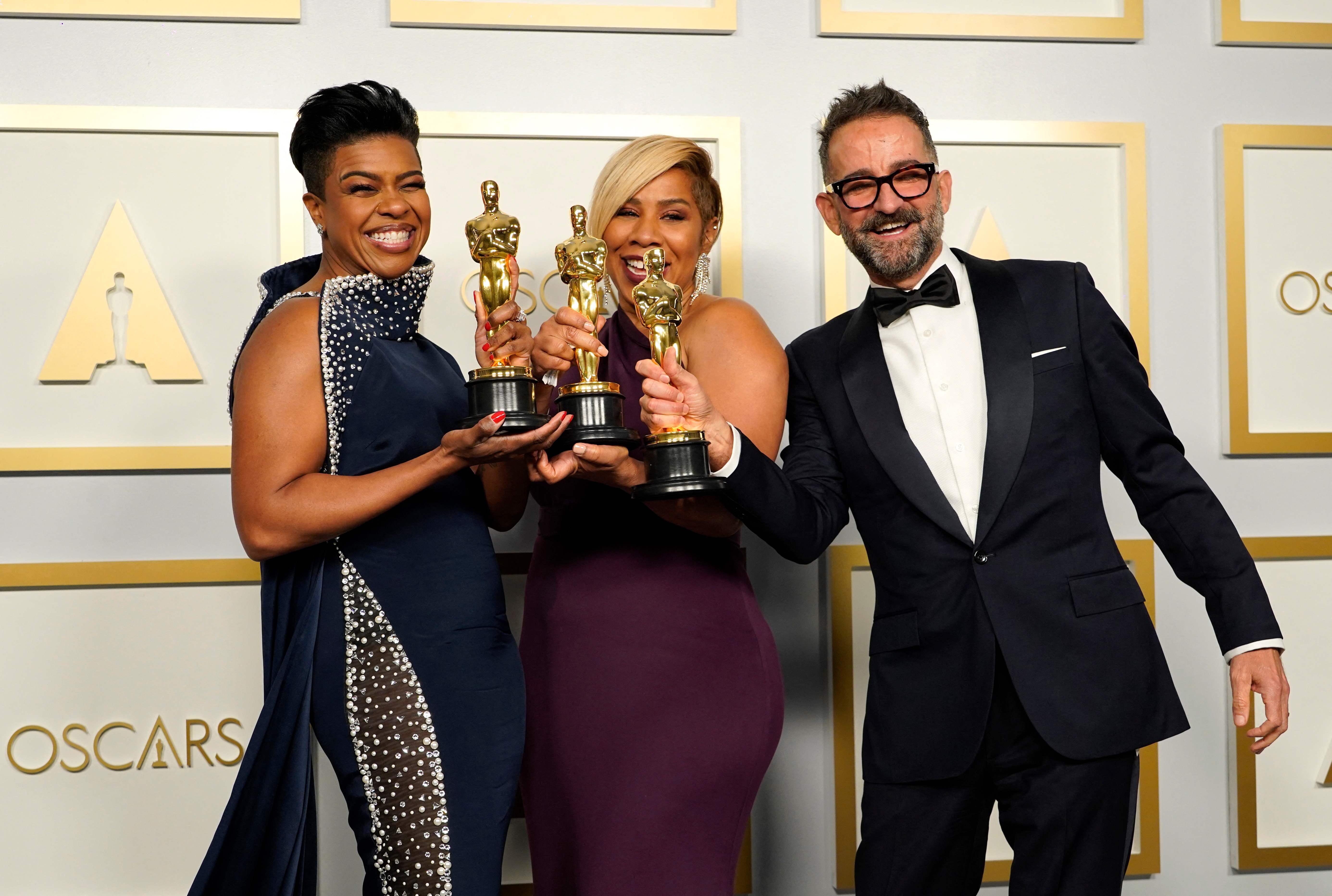  Mia Neal (l-r), Jamika Wilson and Sergio Lopez-Rivera haben in der Kategorie bestes Make-up und beste Frisuren gewonnen. Sie wurden für ihr Styling in "Ma Rainey's Black Bottom" ausgezeichnet.