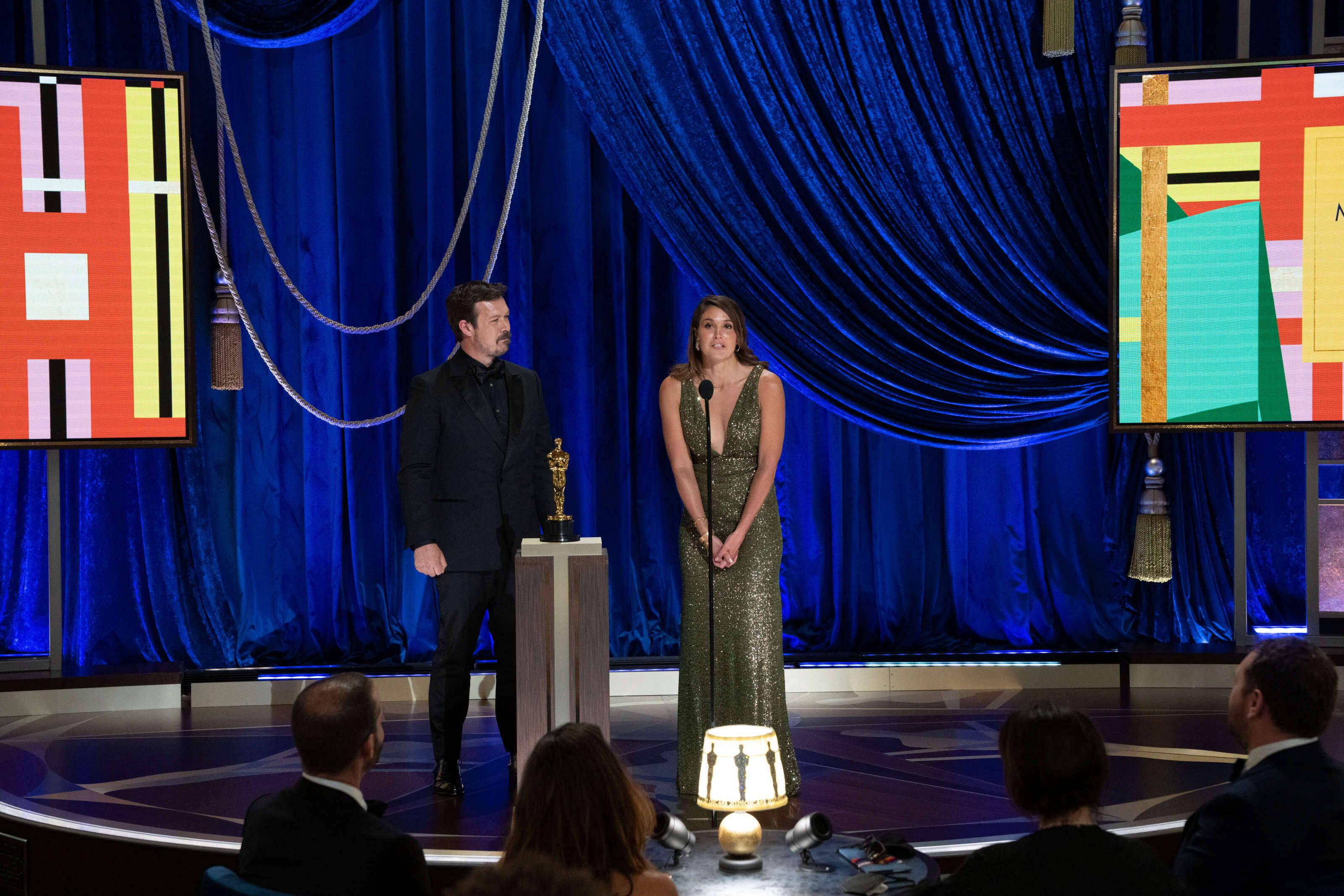 James Reed und Pippa Erlich nehmen den Oscar für den besten Dokumentarfilm für "Mein Lehrer, der Krake" entgegen. Nicht auf der Bühne, aber auch ausgezeichnet: Craig Foster.