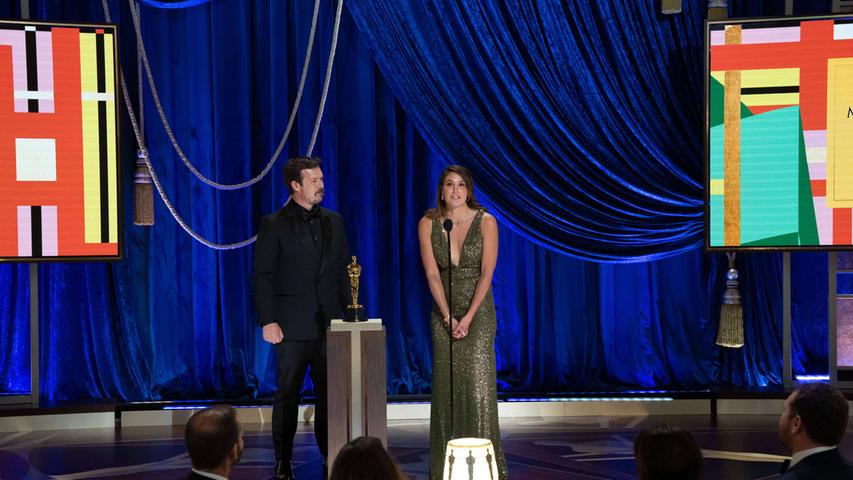 James Reed und Pippa Erlich nehmen den Oscar für den besten Dokumentarfilm für "Mein Lehrer, der Krake" entgegen. Nicht auf der Bühne, aber auch ausgezeichnet: Craig Foster.