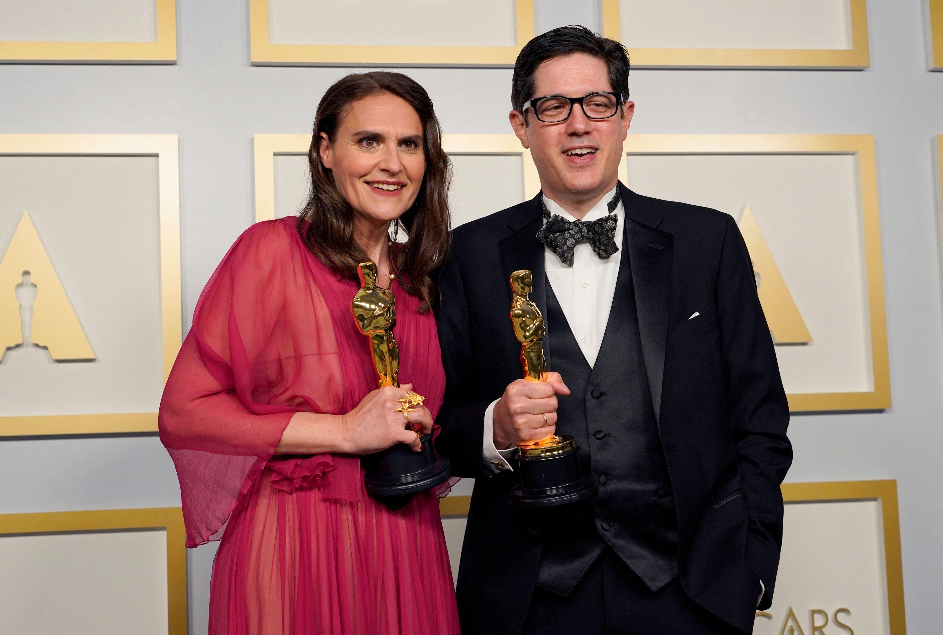 Alice Doyard und Anthony Giacchino mit ihren Oscars für den besten Dokumentar-Kurzfilm.