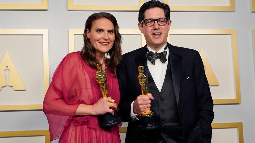Alice Doyard und Anthony Giacchino mit ihren Oscars für den besten Dokumentar-Kurzfilm.