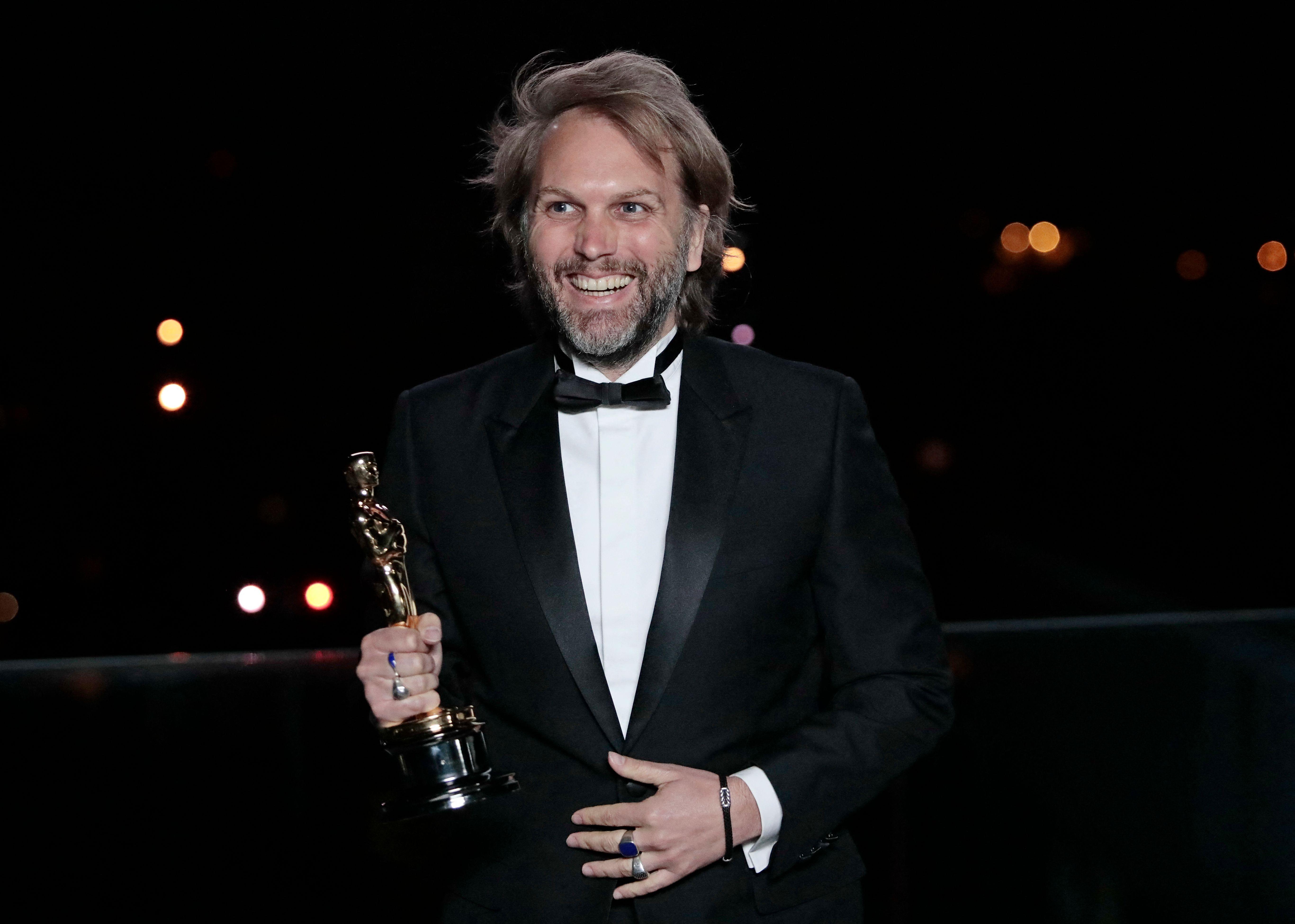 Florian Zeller, französischer Schriftsteller und Regisseur, mit dem Oscar für das beste adaptierte Drehbuch für den Film "The Father". Ebenfalls ausgezeichnet: Christopher Hampton.