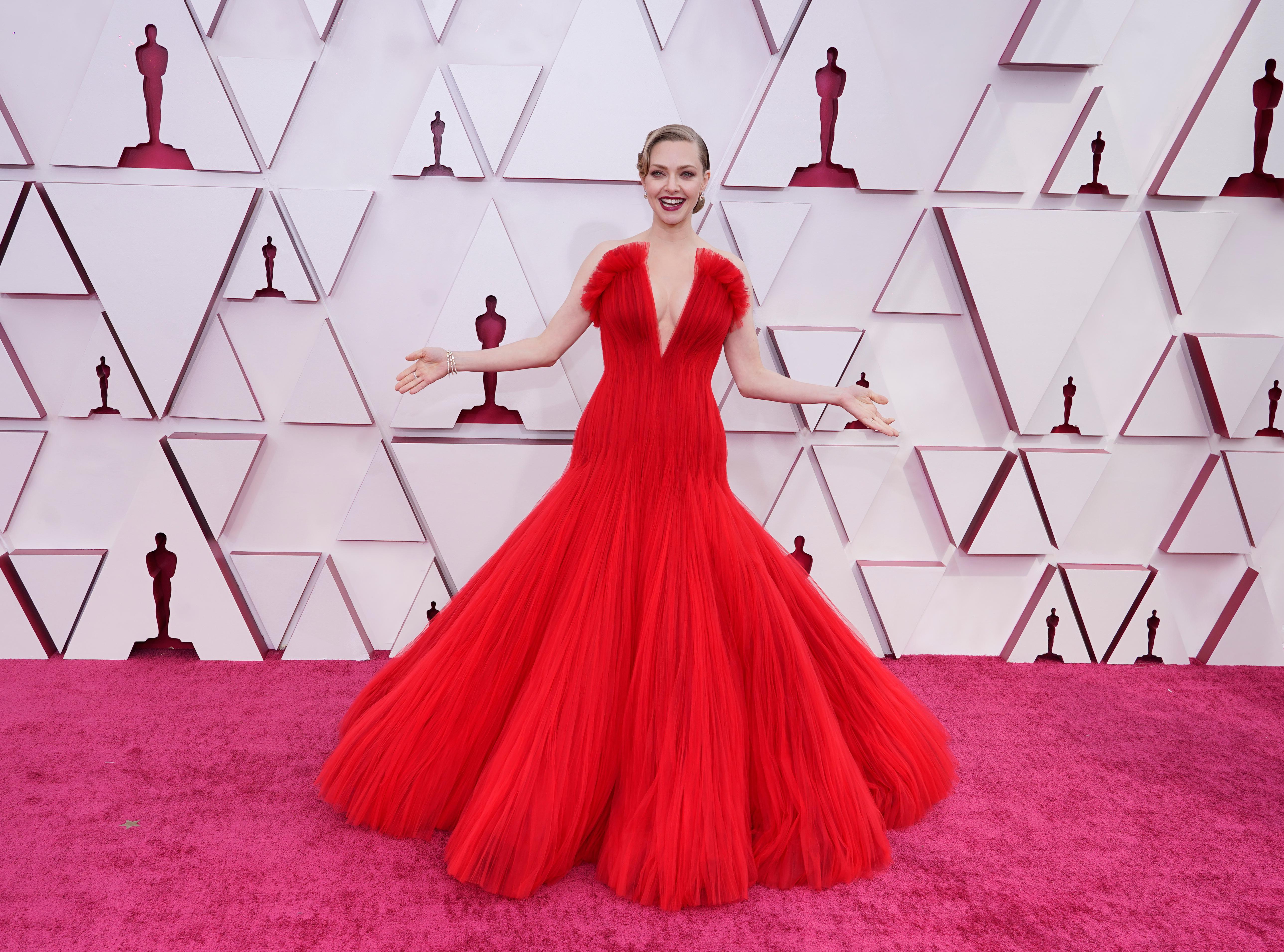 Es waren die zweiten Pandemie-Oscars. Hier kommt Amanda Seyfried, Schauspielerin, auf dem Roten Teppich an.