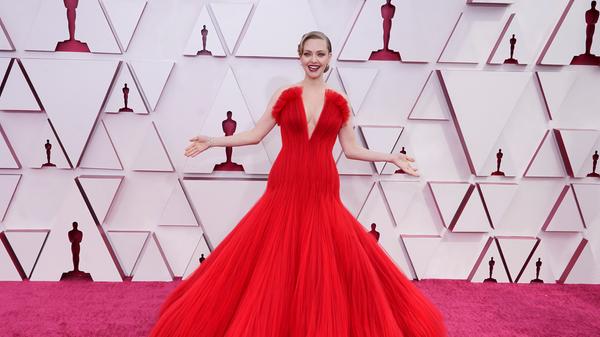 Es waren die zweiten Pandemie-Oscars. Hier kommt Amanda Seyfried, Schauspielerin, auf dem Roten Teppich an.