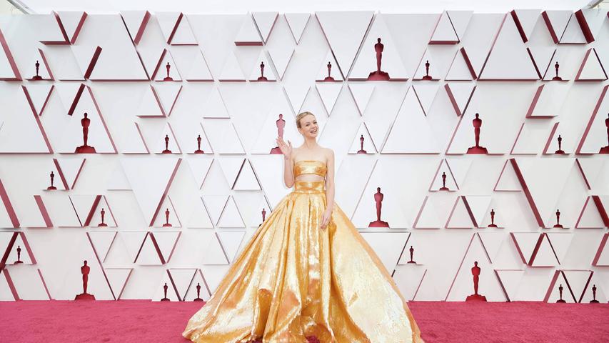Top: Das ist Glamour pur! Carey Mulligan in einer goldenen Bustierrobe mit weit ausladendem Rockteil von Valentino.