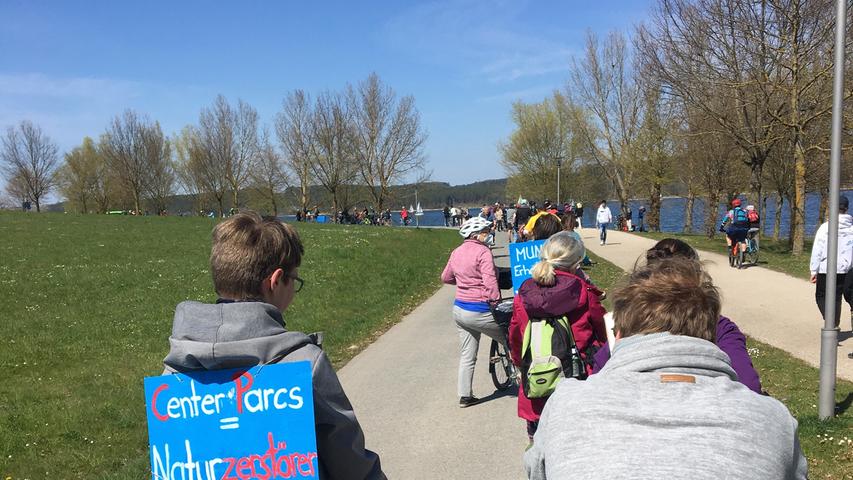 FOTO: 25.4.2021; Kerstin Zels MOTIV: Fahrraddemo gegen geplanten Center Parc; von Pleinfeld nach Langlau am Brombachsee entlang; Initiator: Bürgerinitiative 