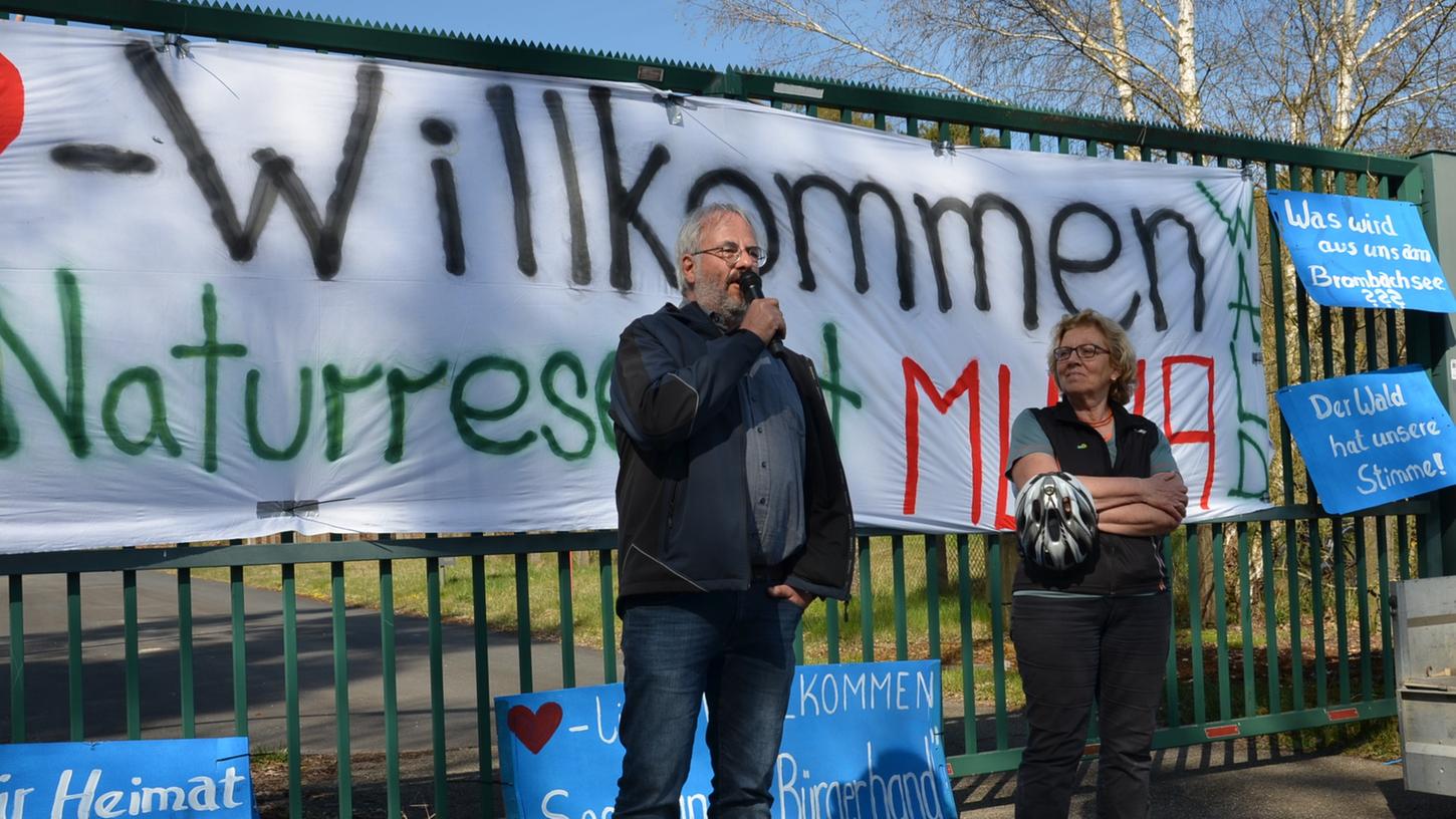 Auch die beiden Grünen-Kreisräte Maximilian Hetzner und Renate Peiffer brachten bei der Kundgebung vor dem Muna-Haupttor in Langlau den rund 300 Demonstranten  ihre Argumente gegen den geplanten Center Parc nahe.