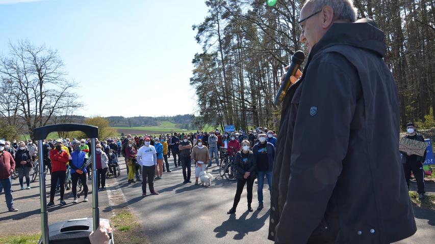 Fahrrad-Demo gegen Center Parcs vor dem Tor der Muna in Langlau, 300  Teilnehmer, ÖDP-Kreisrat Reinhard Ebert spricht zu den Teilnehmern Foto: Jürgen Eisenbrand 25. 4. 2021 