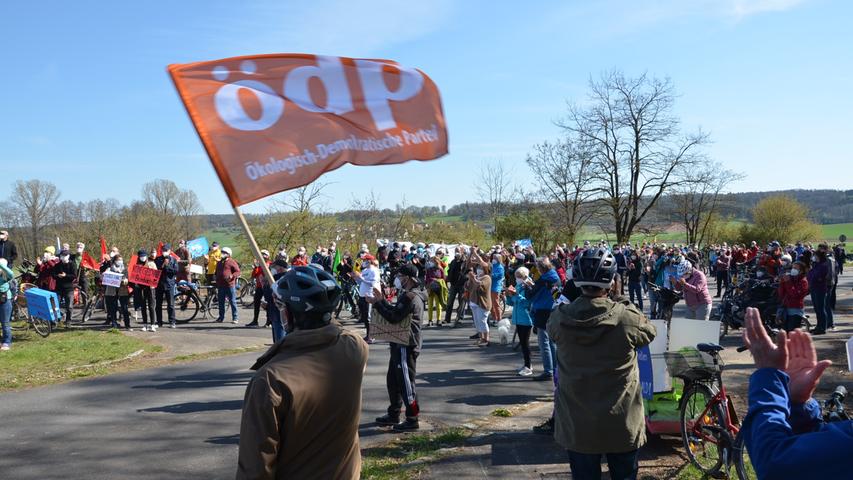 Fahrrad-Demo gegen Center Parcs vor dem Tor der Muna in Langlau, 300 Teilnehmer Foto: Jürgen Eisenbrand 25. 4. 2021 