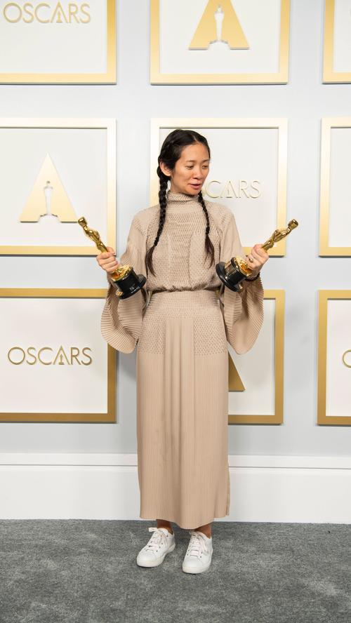 Flop: Viele werden es als einen mutigen Bruch mit Konventionen feiern. Doch weil weiße Sneaker inzwischen so allgegenwärtig sind, hätte Regisseurin Chloé Zhao bei diesem Anlass doch besser darauf verzichtet. Einen Oscar gewann sie trotzdem.
