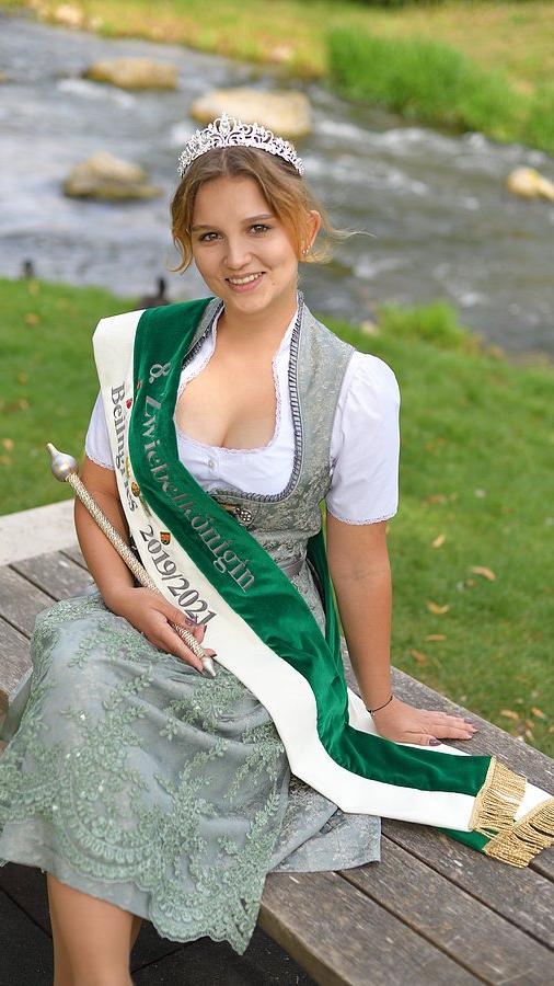 Nicht mehr direkt in Franken, aber im Altmühltal hat Zwiebelkönigin Amma Root ihre royalen Wurzeln. Die angehende Erzieherin tanzt in ihrer Freizeit gerne auf Faschingsfeiern und hat derzeit noch das Zwiebel-Zepter inne.