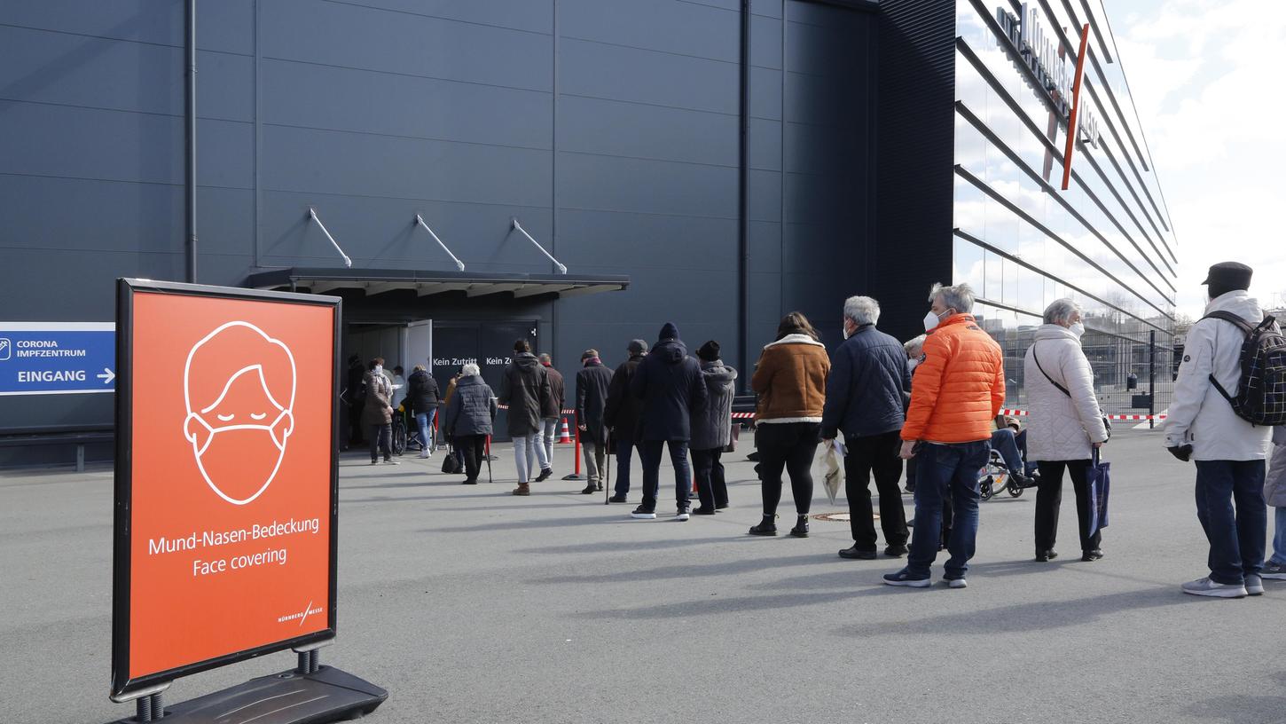 Das ist vorbei: Warteschlangen am Eingang zum Impfzentrum in der NürnbergMesse gibt es schon länger nicht mehr.