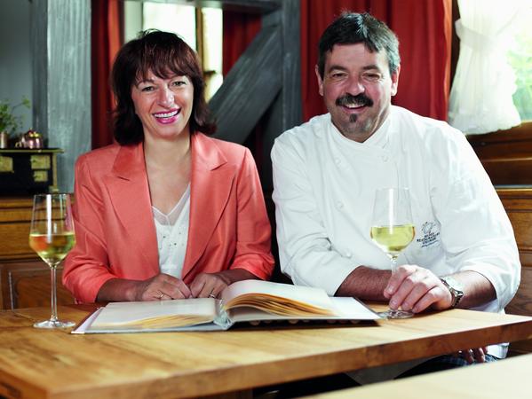 Spitzenkoch Stefan Rottner, hier mit seiner Frau, betreibt in Nürnberg-Großreuth das Gasthaus Rotter mit dem zugehörigen Romantik-Hotel.
Spitzenkoch Stefan Rottner, hier mit seiner Frau, betreibt in Nürnberg-Großreuth das Gasthaus Rotter mit dem zugehörigen Romantik-Hotel.