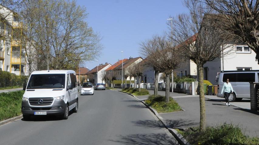 Die Straße "Zum Flughafen" heute: In der Mitte die Straße, rechts und links in diesem Abschnitt Fuß- und Radweg.