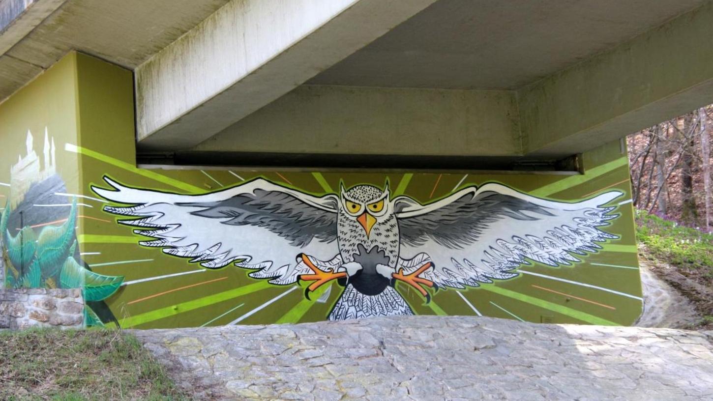Graffitikünstler Manuel Dietsch lässt die Eule fliegen