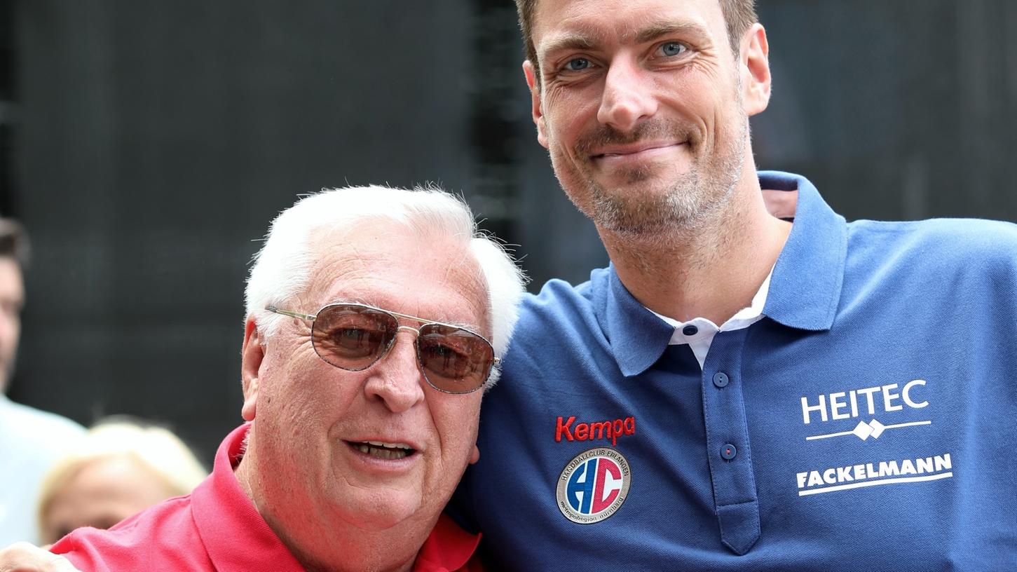 Arm in Arm mit einem Weltmeister: Klaus Wilhelm unterstützte bis zuletzt den HC Erlangen. Hier ist er zu sehen mit dem ehemaligen HCE-Keeper Carsten Lichtlein.  