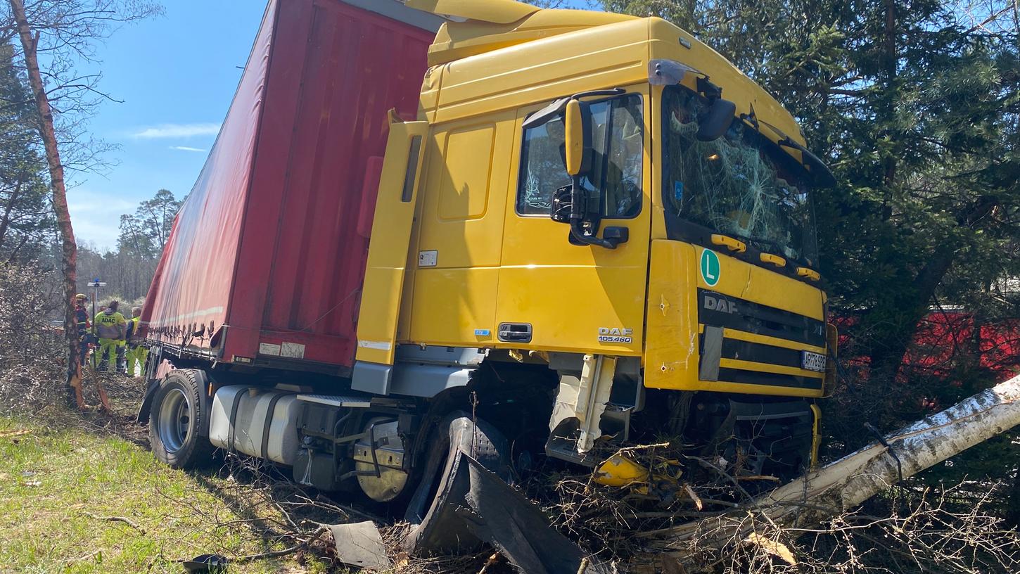 Aufgrund eines Reifenplatzers kam am Dienstag zwischen Altdorf und dem Kreuz Nürnberg ein Laster ins Trudeln. Erst an einem massiven Baum endete die Fahrt.