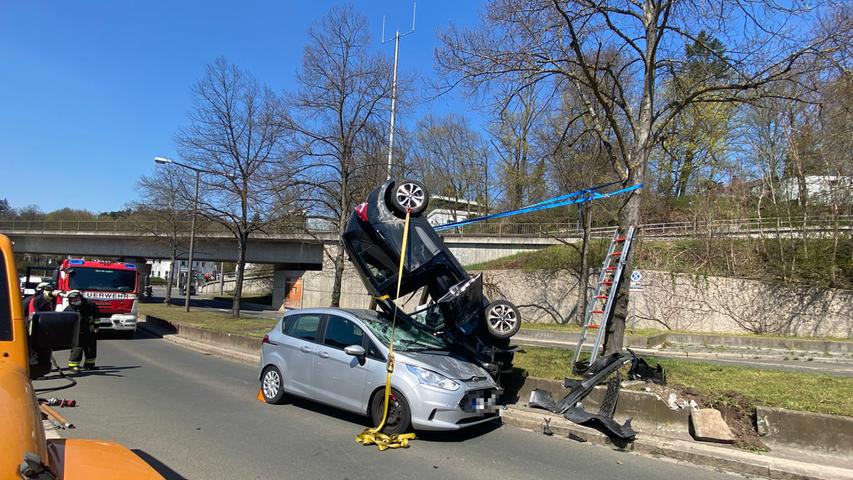 Schwerer Unfall in Nürnberg: Auto landet auf dem Dach