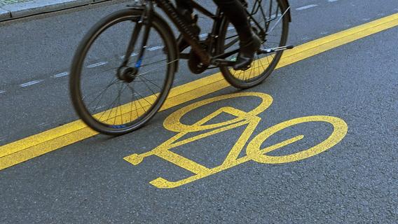 Nach Zusammenstoß schwer verletzt: 38-jährige Fahrradfahrerin missachtet Vorfahrt