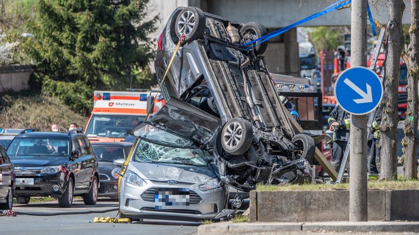 Schwerer Unfall in Nürnberg: Auto landet auf dem Dach