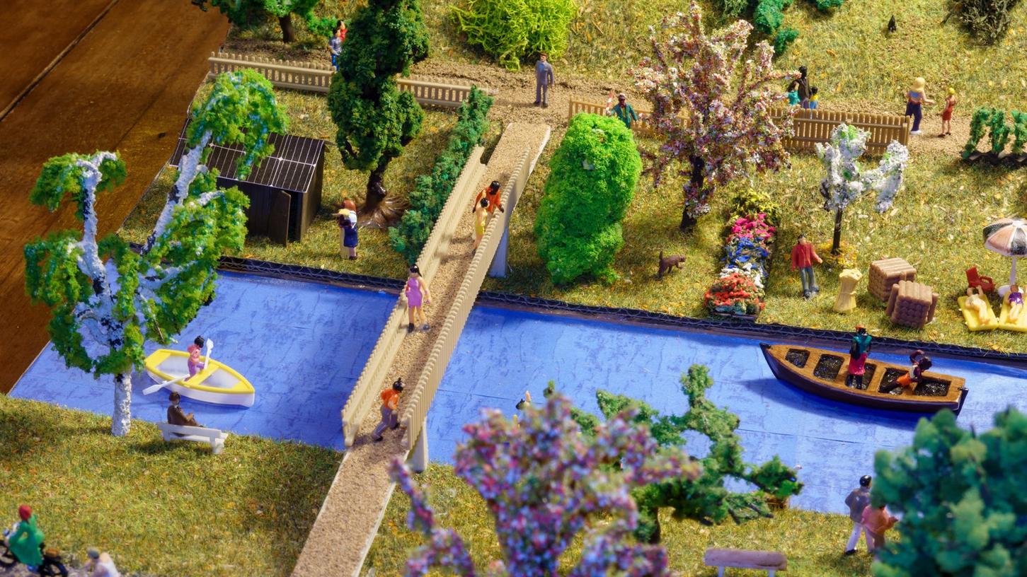 Boote statt Autos? Ein Verein will aus dem Frankenschnellweg eine Wasserstraße machen.
Boote statt Autos? Ein Verein will aus dem Frankenschnellweg eine Wasserstraße machen.