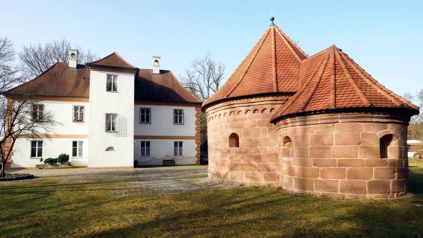 Die Altenfurter Rundkapelle  bleibt im Besitz der katholischen Pfarrgemeinde. Was mit dem Herrschaftsgebäude (im Hintergrund), dem Kapellenplatz und dem Weiher wird, ist noch unklar.