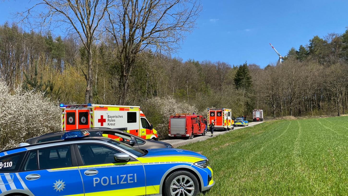 Ein Passant entdeckte bei Priesdorf den Leichnam eines 90-Jährigen und eine verletzte Frau. 