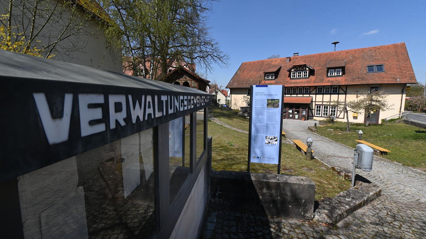 Das Rathaus in Effeltrich. Ein Vorschlag aus Poxdorf steht nun im Raum: Die Gemeinde Effeltrich soll wieder Alleineigentümerin werden und die VG die benötigten Räume – wie andernorts – anmieten. Das Rathaus in Effeltrich. Ein Vorschlag aus Poxdorf steht nun im Raum: Die Gemeinde Effeltrich soll wieder Alleineigentümerin werden und die VG die benötigten Räume – wie andernorts – anmieten.