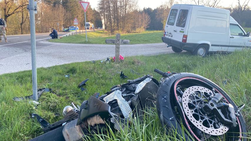 Kreis Ansbach: Motorradfahrer prallt gegen Auto und verletzt sich schwer
