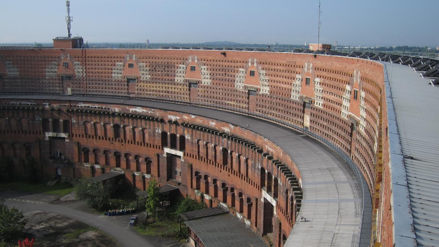 Für die Interimsnutzung der Oper müsste der Bogengang umgebaut werden. Für den Zuschauerraum und dem Orchestergraben müsste im Innenhof ein eigener Bau errichtet werden.
Für die Interimsnutzung der Oper müsste der Bogengang umgebaut werden. Für den Zuschauerraum und dem Orchestergraben müsste im Innenhof ein eigener Bau errichtet werden.