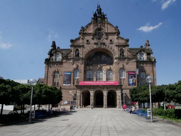 Das Opernhaus Nürnberg muss total saniert werden. Vor allem der Brandschutz ist inzwischen nicht mehr tauglich. Geplant ist, auch den Vorplatz neu zu gestalten.
