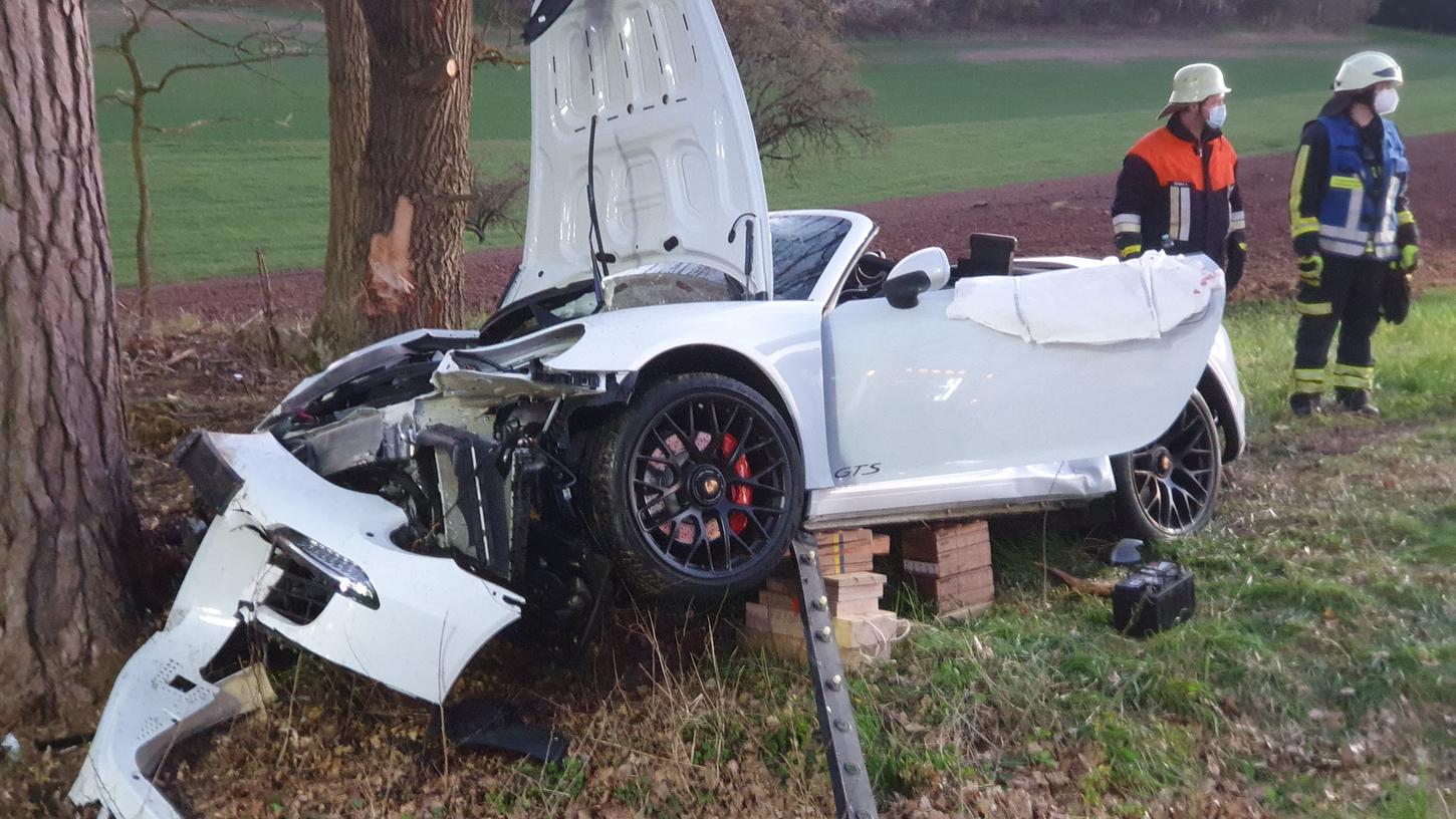 Porsche prallt gegen Baum: Mann lebensbedrohlich verletzt Porsche prallt gegen Baum: Mann lebensbedrohlich verletzt