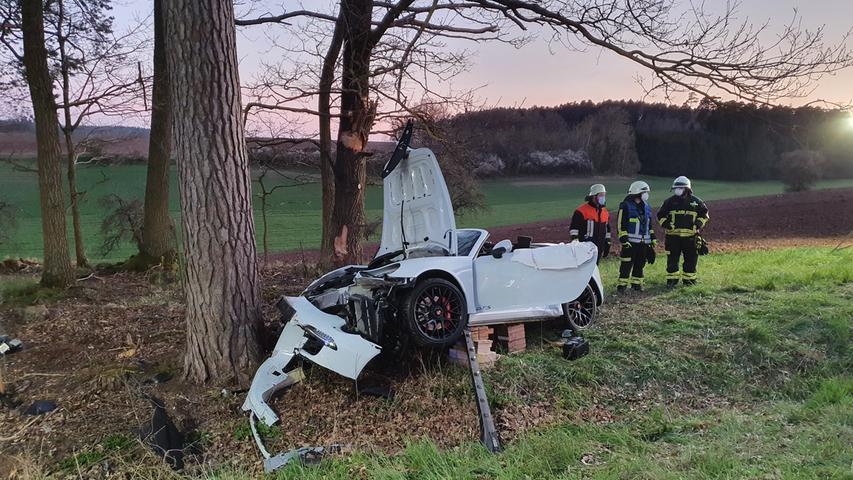 Porsche prallt gegen Baum: Mann lebensbedrohlich verletzt