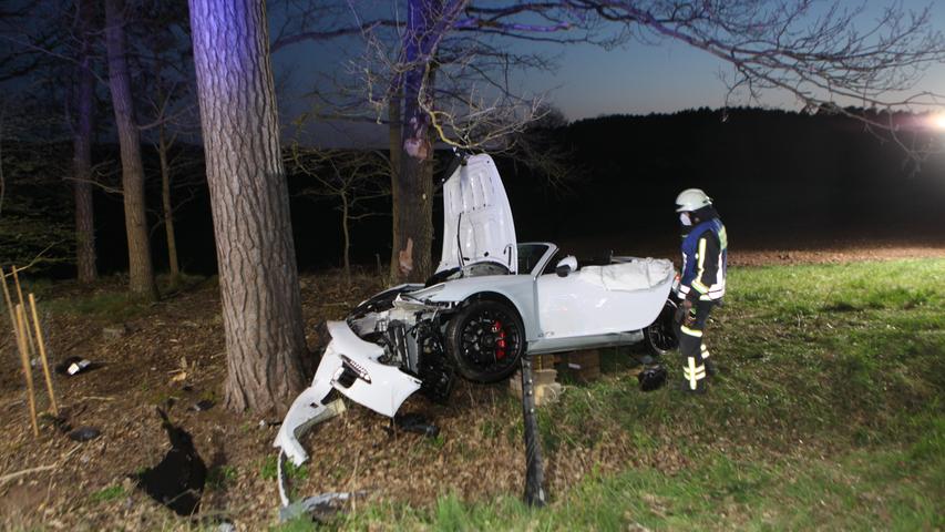 Porsche prallt gegen Baum: Mann lebensbedrohlich verletzt