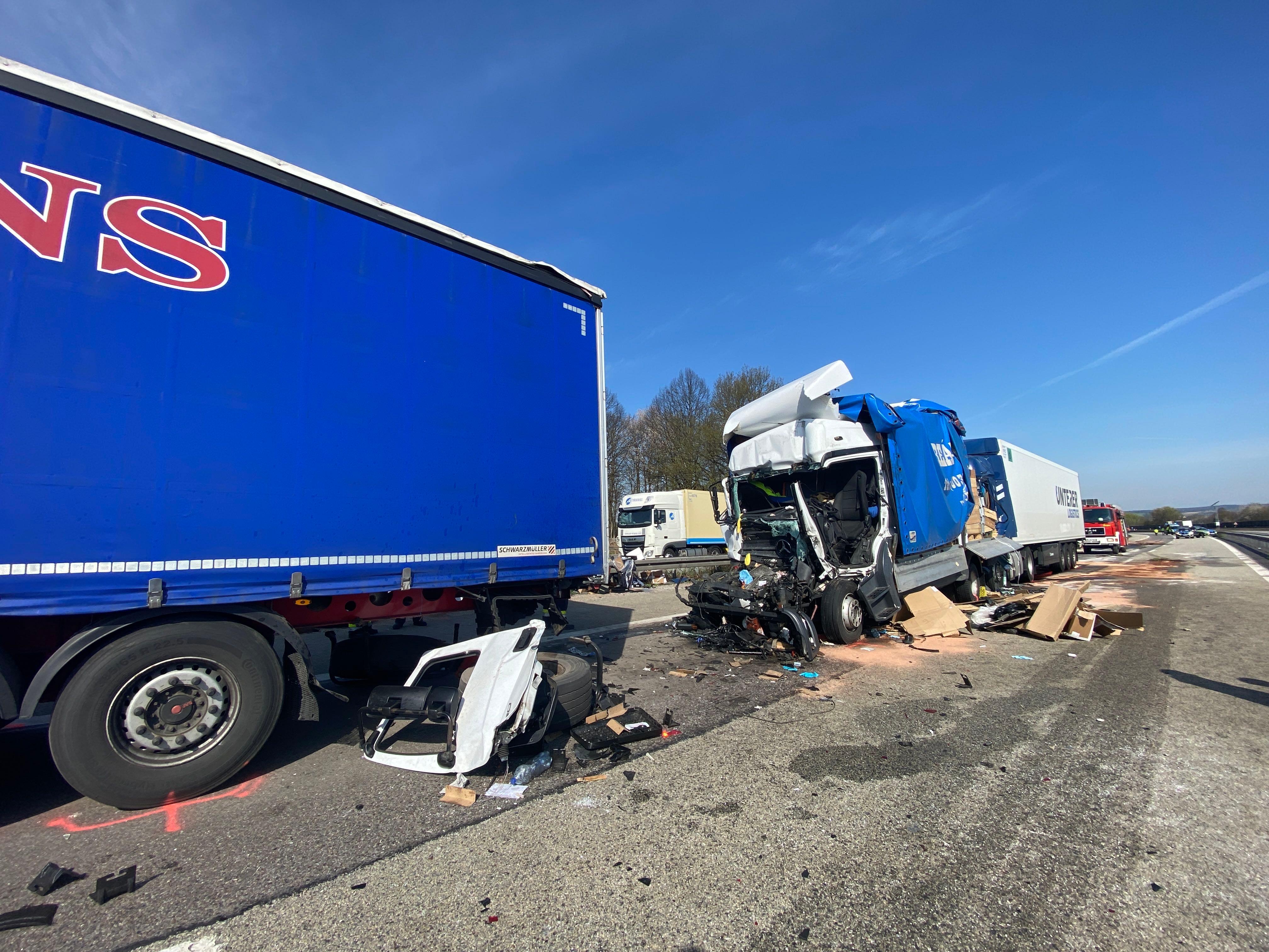 gaffer filmten opfer schwerer unfall mit drei lkw auf a3 parsberg nordbayern