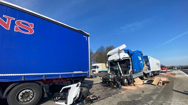 Zwei Schwerverletzte bei Unfall mit mehreren Lastwagen auf der A3